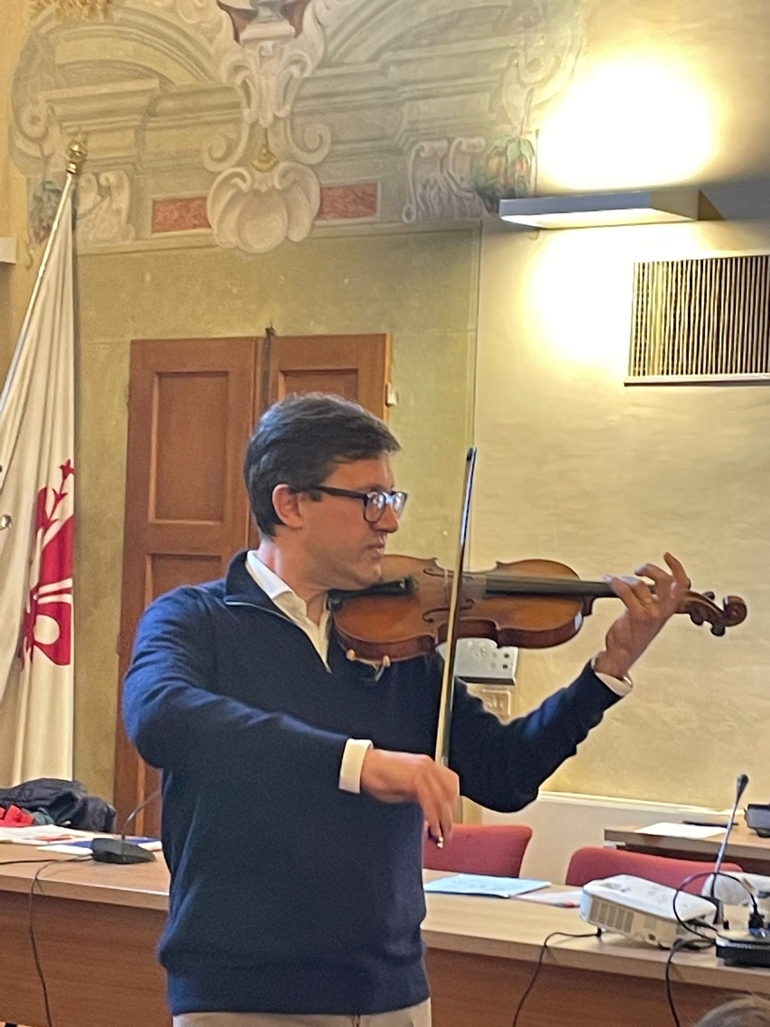 Aprile Resistente in Sala Consiliare: il sindaco suona il violino di Luigi Manoni